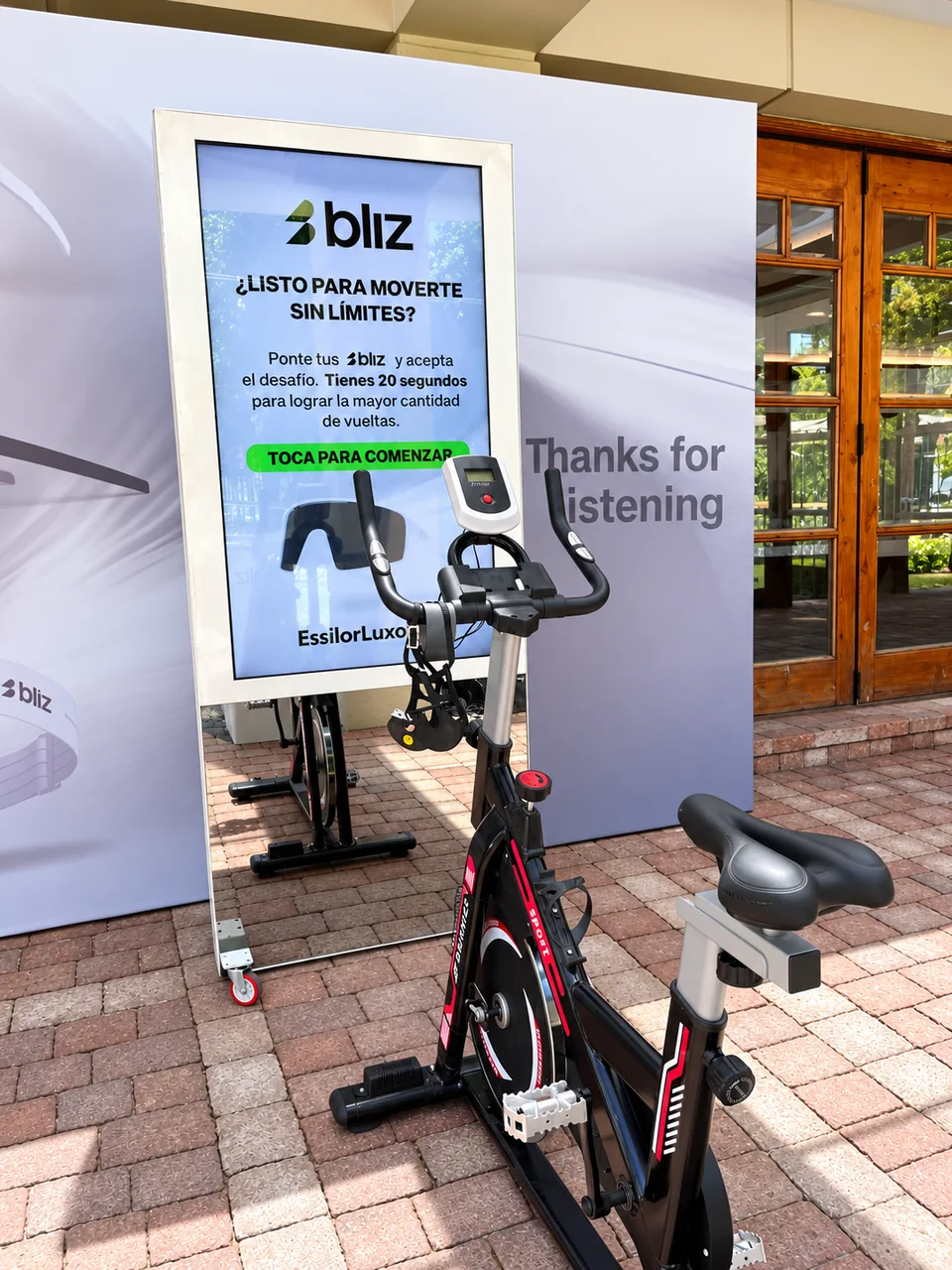 Bicicleta y pantalla del juego — MazeLab (fotografía retocada)
