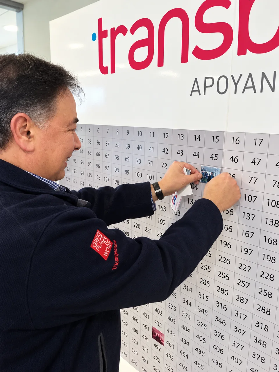 Cada invitado suma su fotografía al mosaico — MazeLab (fotografía retocada)