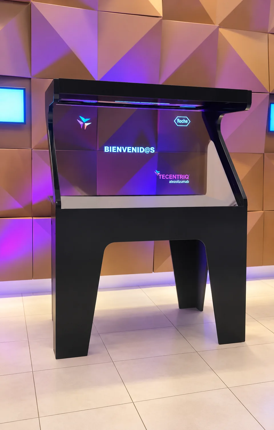 Pantalla holográfica en configuración horizontal — MazeLab (fotografía retocada)