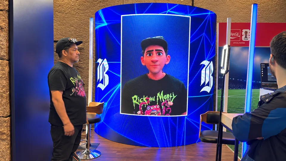 Transformación de avatar en pantalla — MazeLab (fotografía retocada)