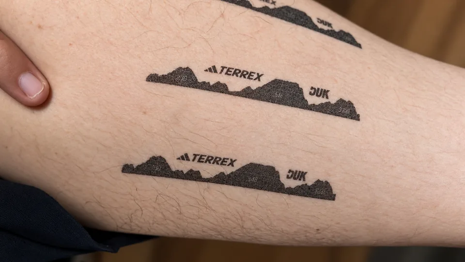 Ejemplo de tatuajes temporales aplicados — MazeLab (fotografía retocada)