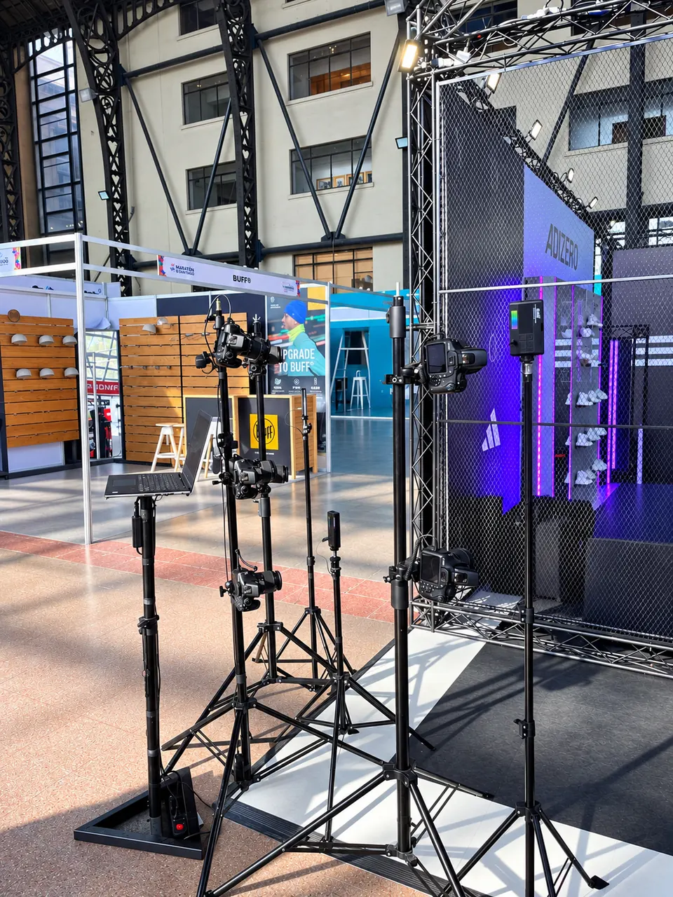 Montaje de cámaras y flashes en evento — MazeLab (fotografía retocada)