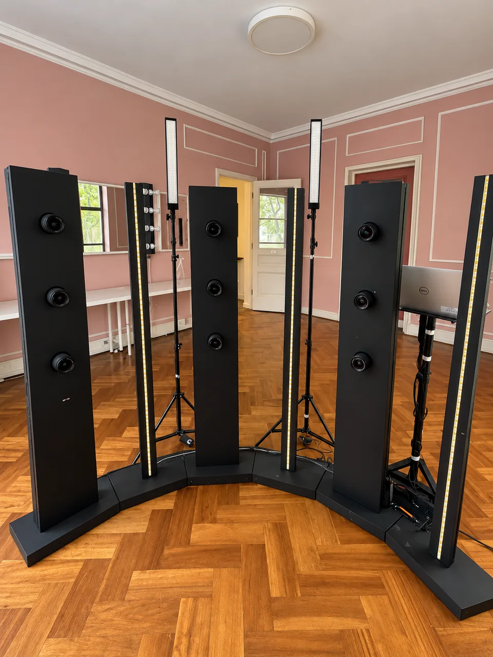 Configuración con columnas de cámaras e iluminación — MazeLab (fotografía retocada)
