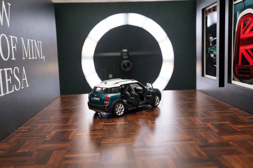 Escenario en miniatura y captura — MazeLab (fotografía retocada)