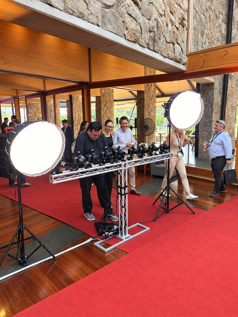 Equipo de cámaras Multicam en operación — MazeLab (fotografía retocada)