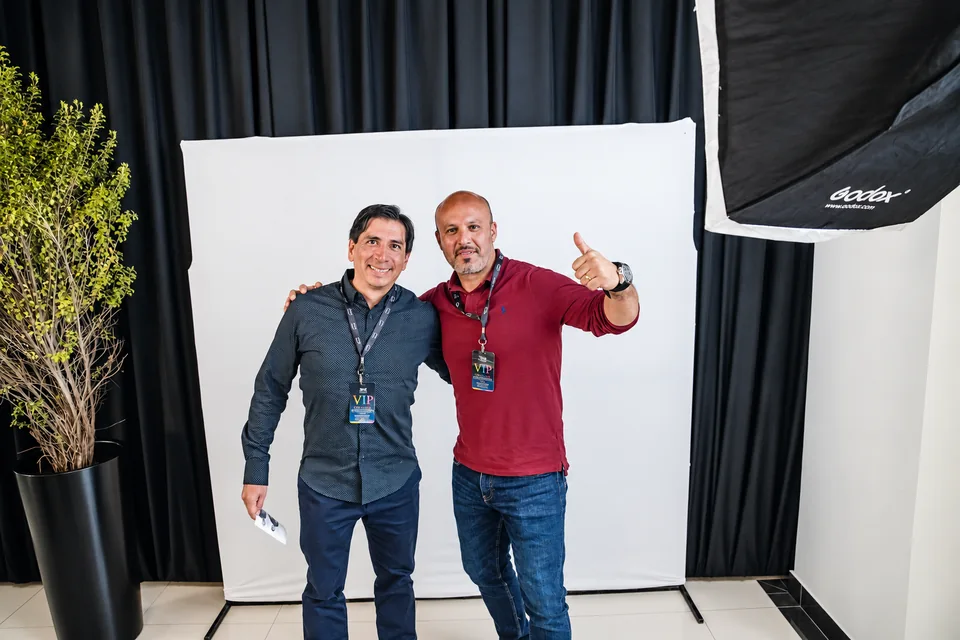 Participantes frente al fondo fotográfico — MazeLab (fotografía retocada)
