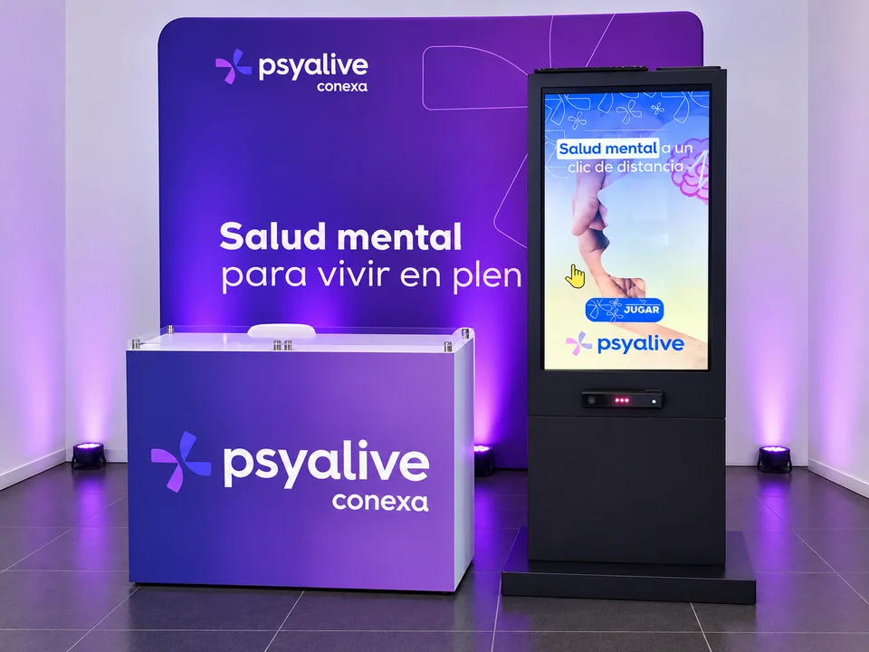 totem-interactivo de MazeLab: fotografía con limpieza de escena y corrección de perspectiva