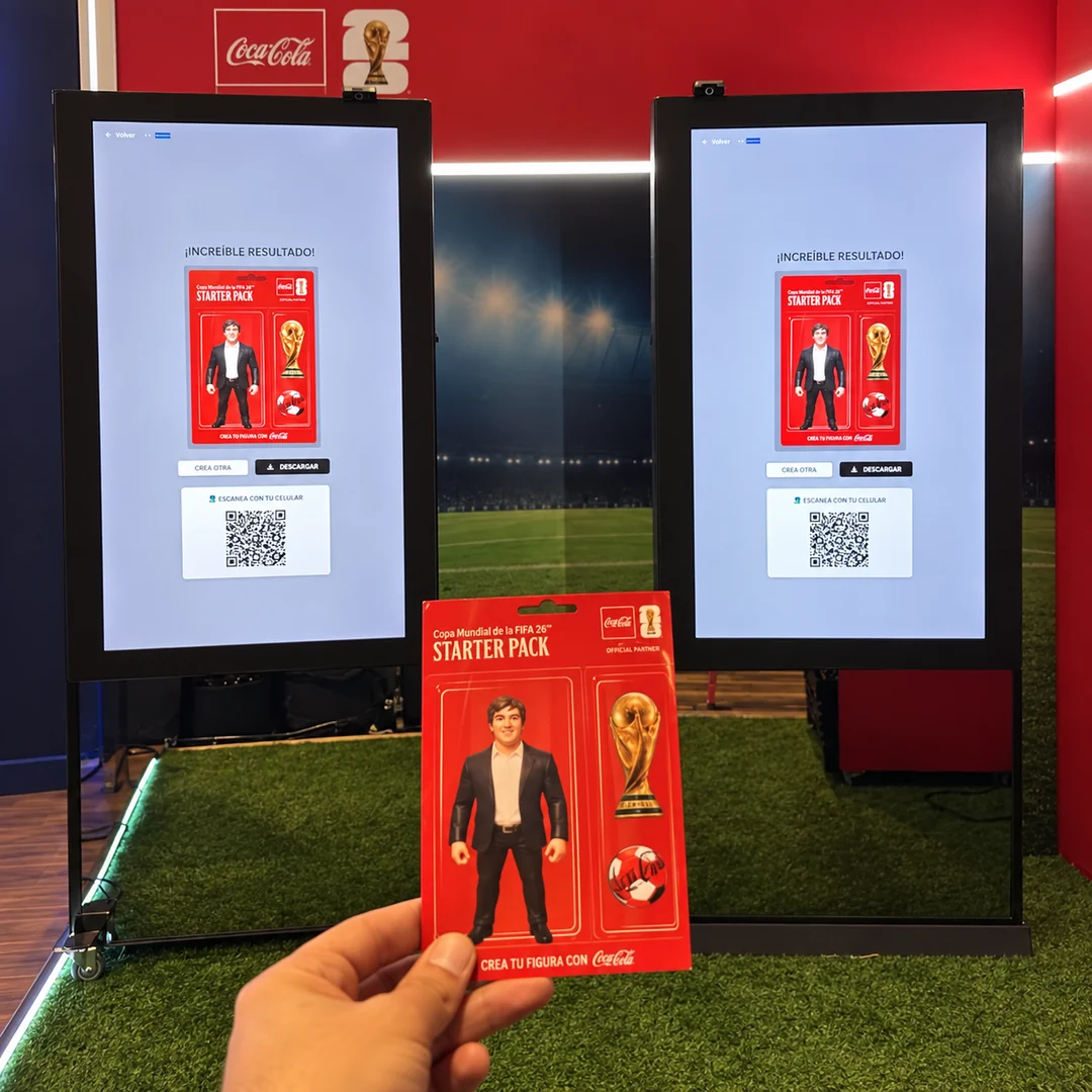 Action Figure IA: tótems de MazeLab y fotografía impresa con la imagen generada para Coca-Cola