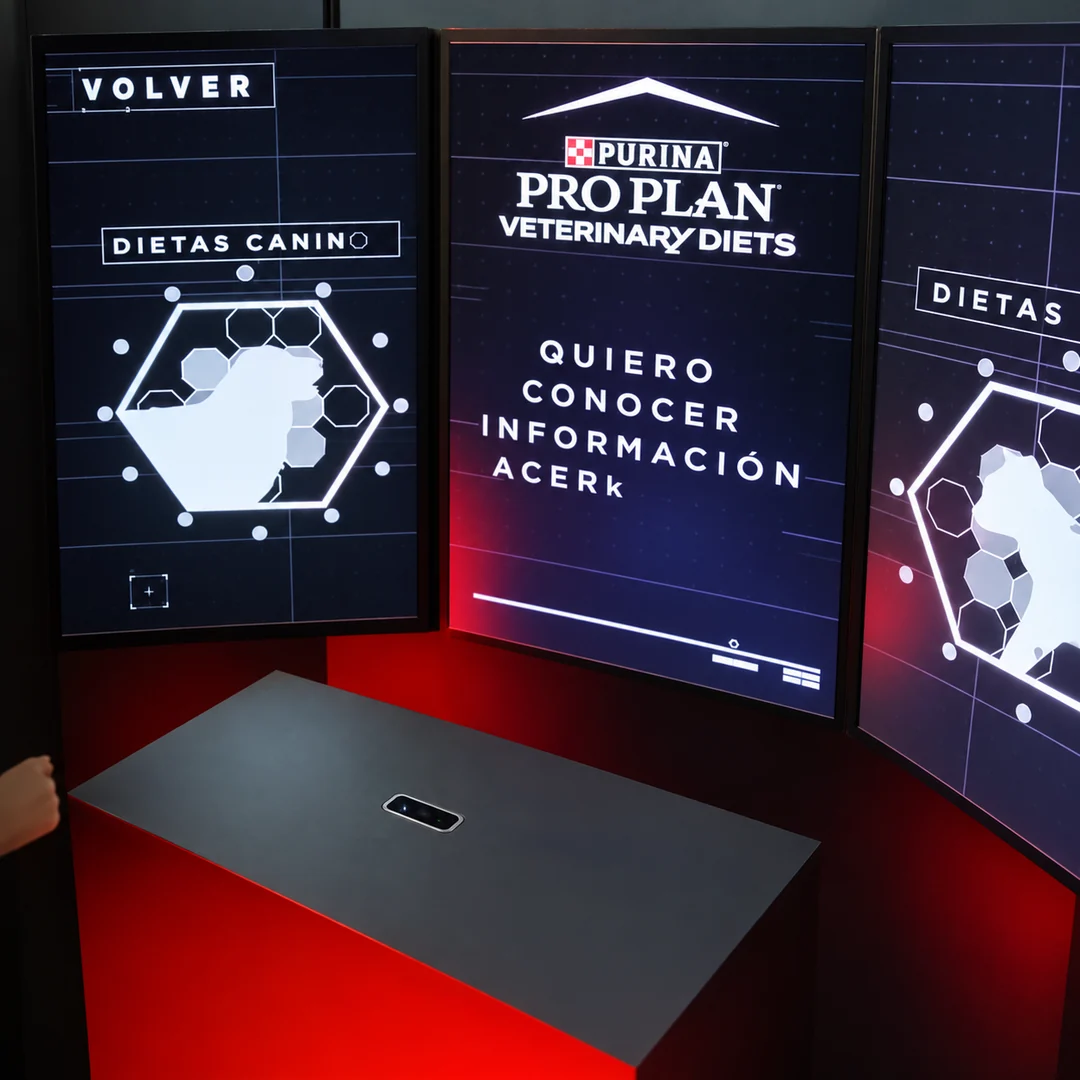 Leap Motion: tres pantallas con catálogo Purina y sensor integrado en el plinto del montaje real