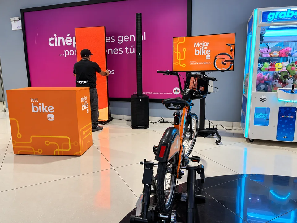 Bike Game instalado para una activación — MazeLab (fotografía retocada)