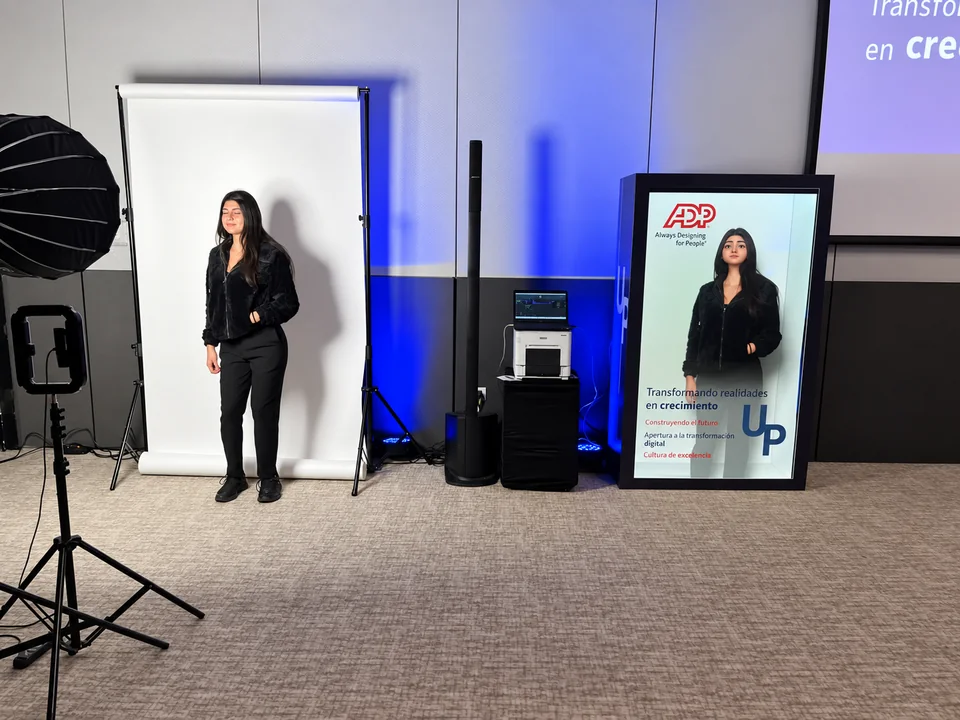 Captura y visualización Holobox en un evento — MazeLab (fotografía retocada)