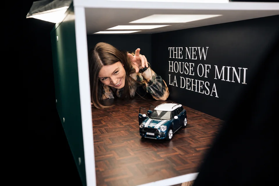 Interacción con MiniBox y escenario en miniatura — MazeLab (fotografía retocada)