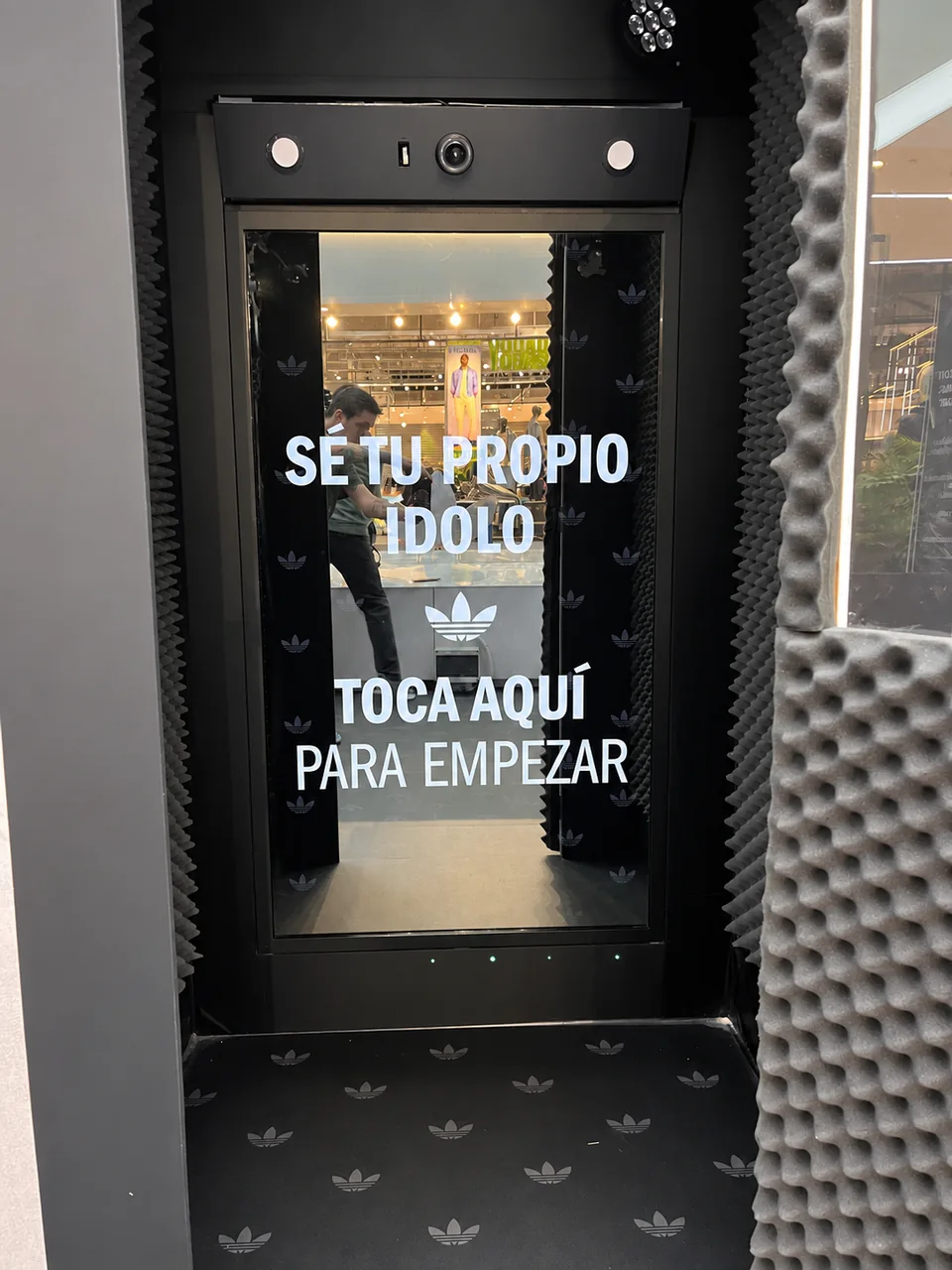 Smart Mirror instalado para Adidas — MazeLab (fotografía retocada)