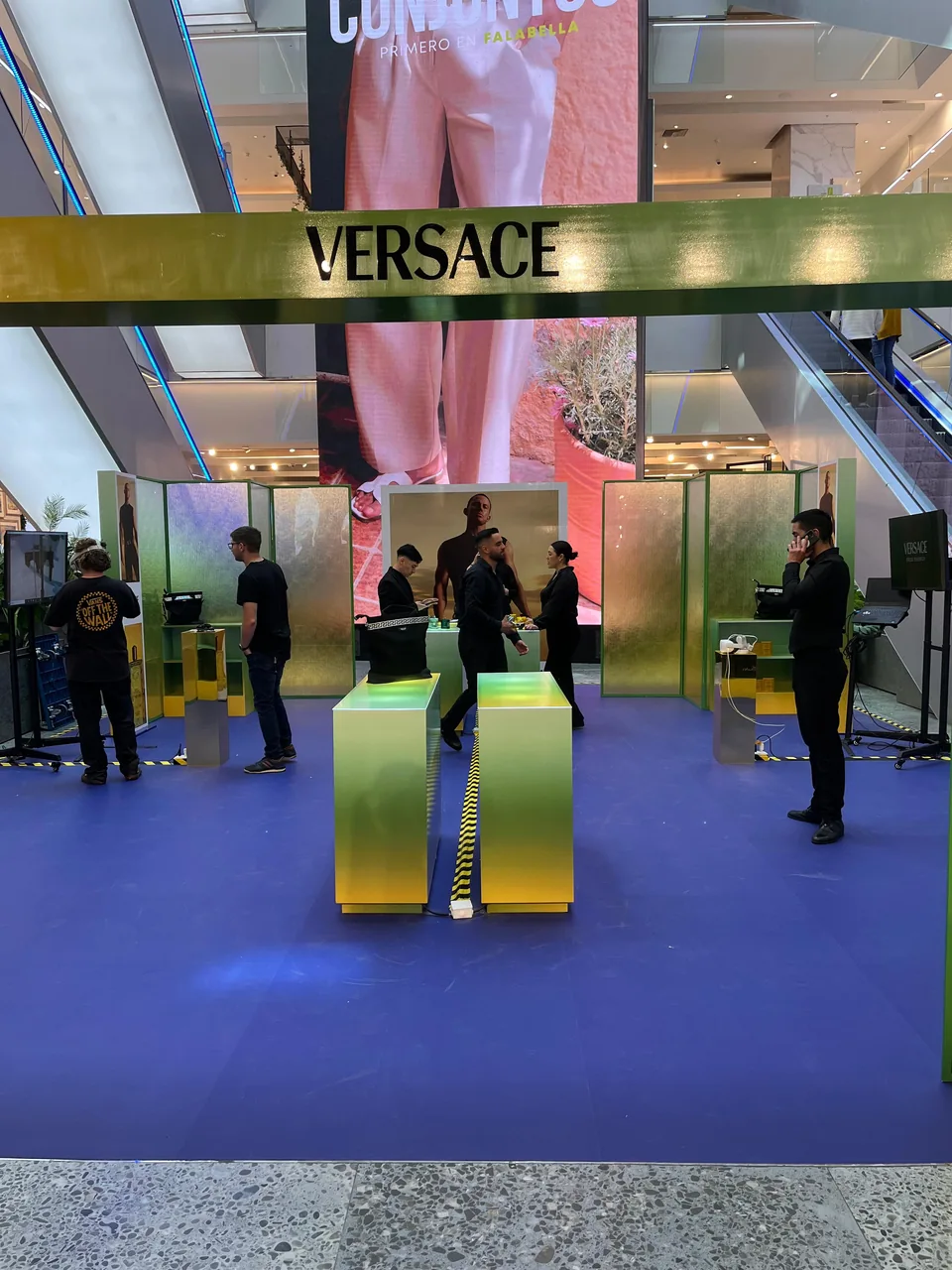 Vista general del stand de Versace con estaciones de realidad virtual, pantallas y zona de participación